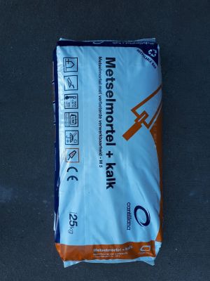 zak metselmortel wit en oranje voor metselwerkzaamheden