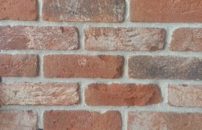 steenstrips rood dikformaat op een muur binnenshuis