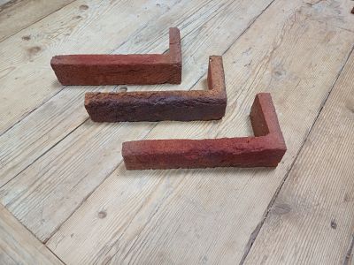 steenstrip hoek rood op houten ondergrond geplaatst