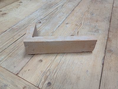 steenstrip hoekmodel geel op houten ondergrond productfoto