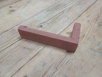 steenstrip hoek roodbruin op houten ondergrond productfoto