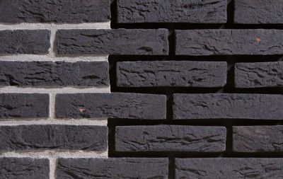 waalformaat metselstenen zwart op gevel in wildverband gemetseld