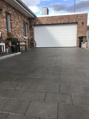 betontegels antraciet als bestrating voor een oprit naar de garage