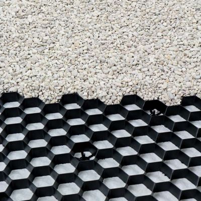 grindmat zwart met witte grind voor tuinpad aanleg