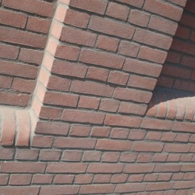 dikformaat metselstenen rood op gemetselde gevel met decoratief element