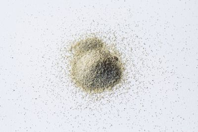 kunstgras infillzand beige hoop op een witte achtergrond