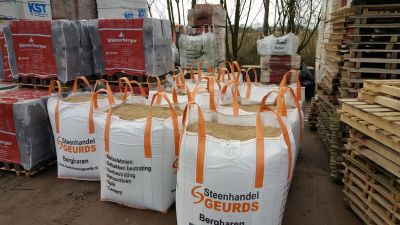 vulzand in bigbag zandkleur op opslag met pallets